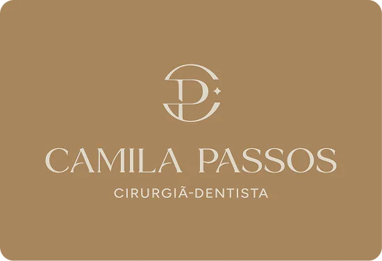 Logo Camila Passos em fundo dourado