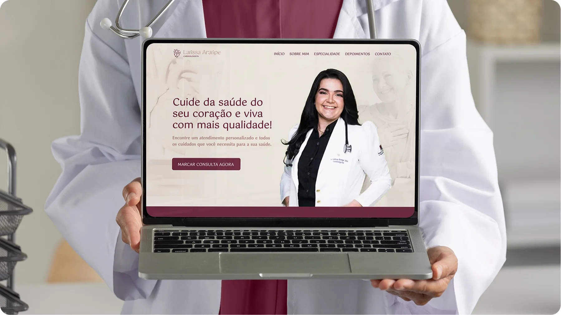 Mockup do site Larissa Araripe em laptop